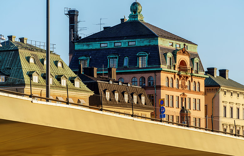 Tukholman uusi kultainen silta sointuu kauniisti ympäröivään maisemaan